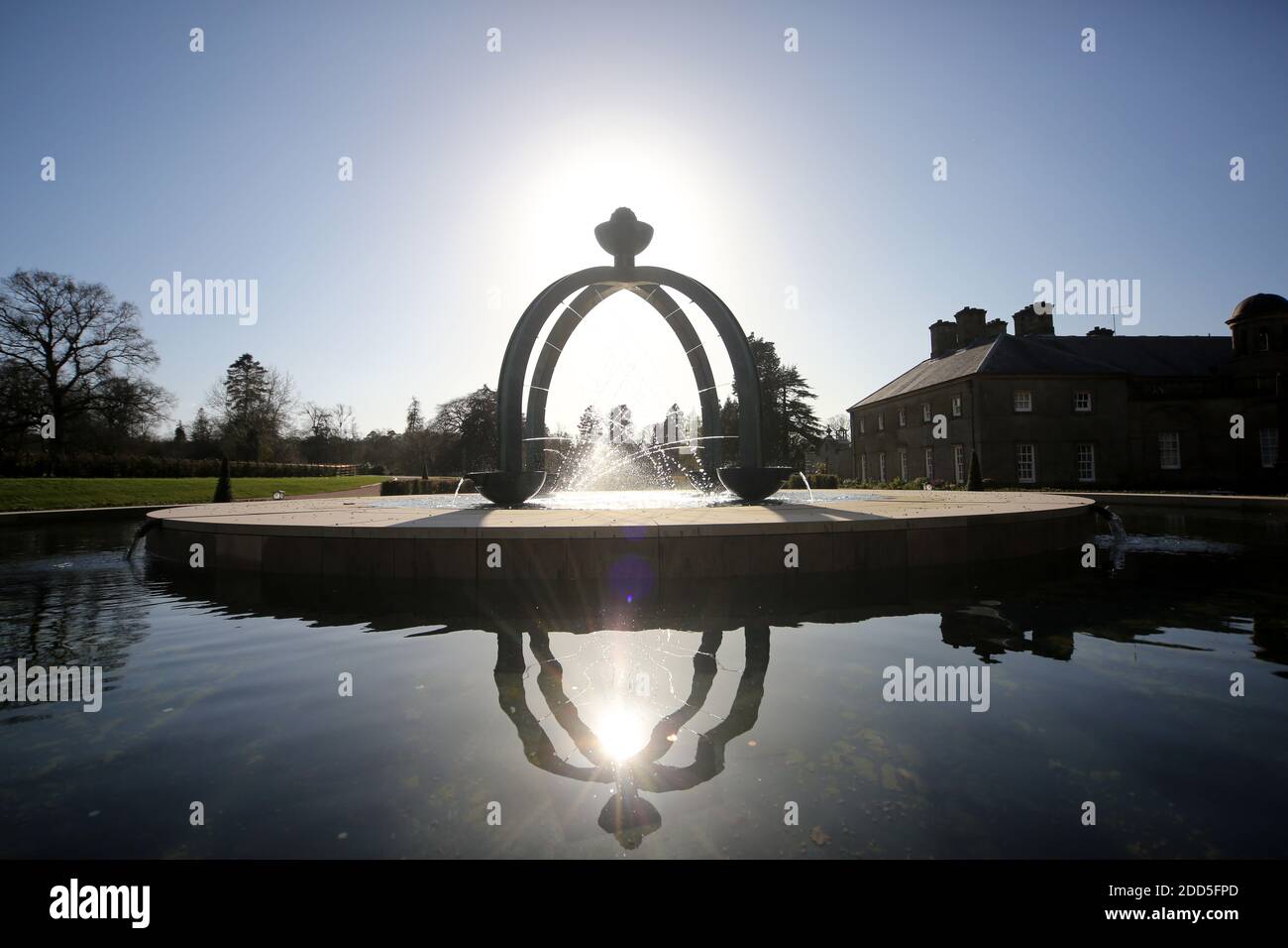 Dumfries House, Cumnock, Scozia, Regno Unito, con fontana recentemente installato nella parte anteriore della casa. La fontana conosciuta come la Fontana di Mahfouz. Una peste vicina dice ' reso possibile dalla generosità di LUI Mahfouz Marei Murbank bin Mahfouz. ' La fontana fu formalmente opendita da S.R.H il Principe Carlo, Duca di Rothesay 21 ottobre 2014. Dumfries House è una casa di campagna palladiana situata nell'Ayrshire, in Scozia. Si trova all'interno di una grande tenuta, circa tre miglia ad ovest di Cumnock. La fontana è presumibilmente al centro di uno scandalo Cash for Honors che coinvolge la Carità della Fondazione del Principe e una donazione Foto Stock