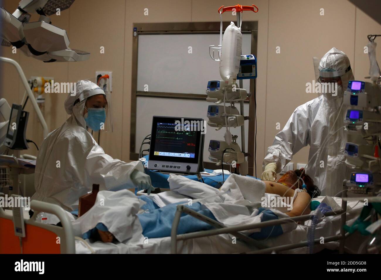 Roma, Roma, Italia. 24 Nov 2020. Gli operatori sanitari in dispositivi di protezione individuale (PPE) trattano un paziente nell'ospedale ICVM ICC COVID Intensive Care Unit di Casal Palocco, nei pressi di Roma, 24 novembre 2020. Credit: Vincenzo Livieri/ZUMA Wire/Alamy Live News Foto Stock
