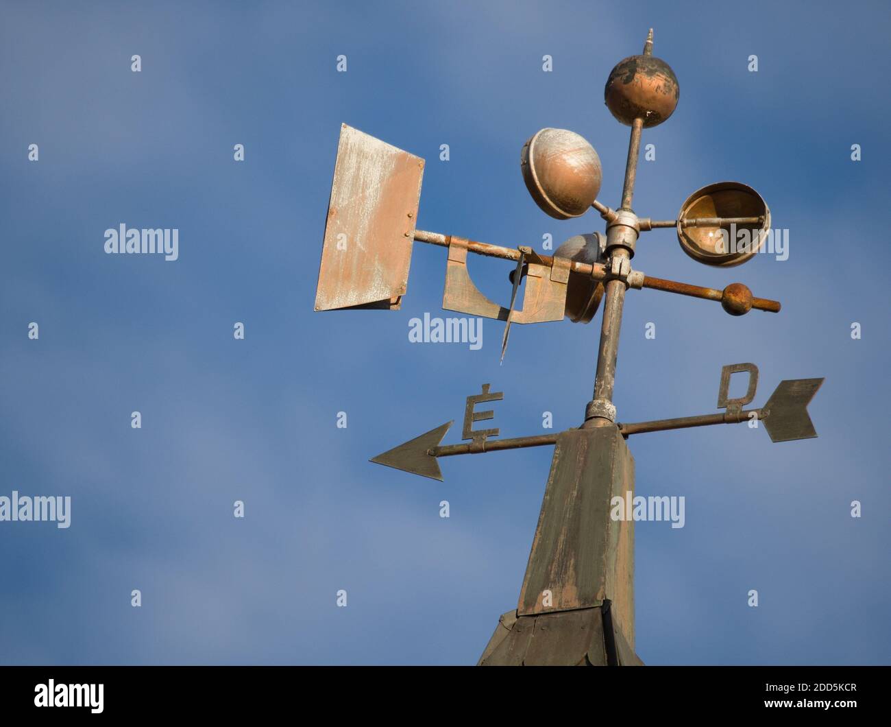 Old Rusty Metal Wind Measurement Tower Closeup Foto Stock