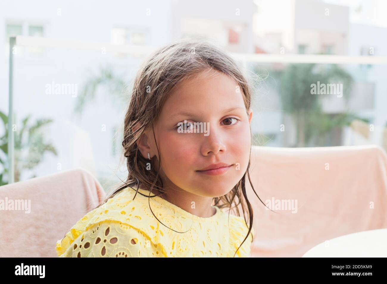 Bambina bionda in abito giallo, primo piano ritratto esterno Foto Stock