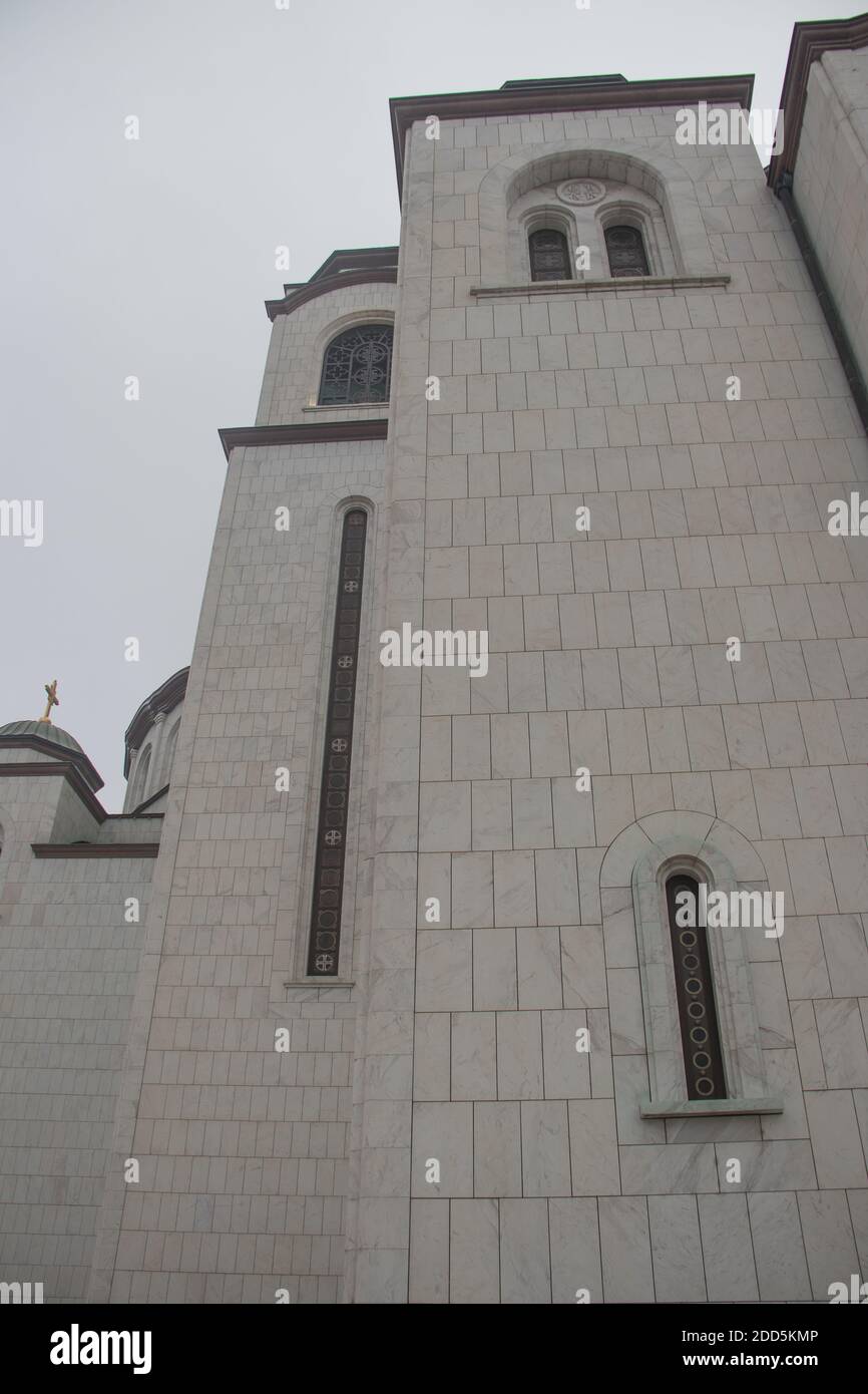 Dettagli del tempio di San Sava (Sveti Sava in serbo), cupola con croce dorata in cima. Uno dei più grandi templi ortodossi del mondo, Serbia e Belgrado Foto Stock