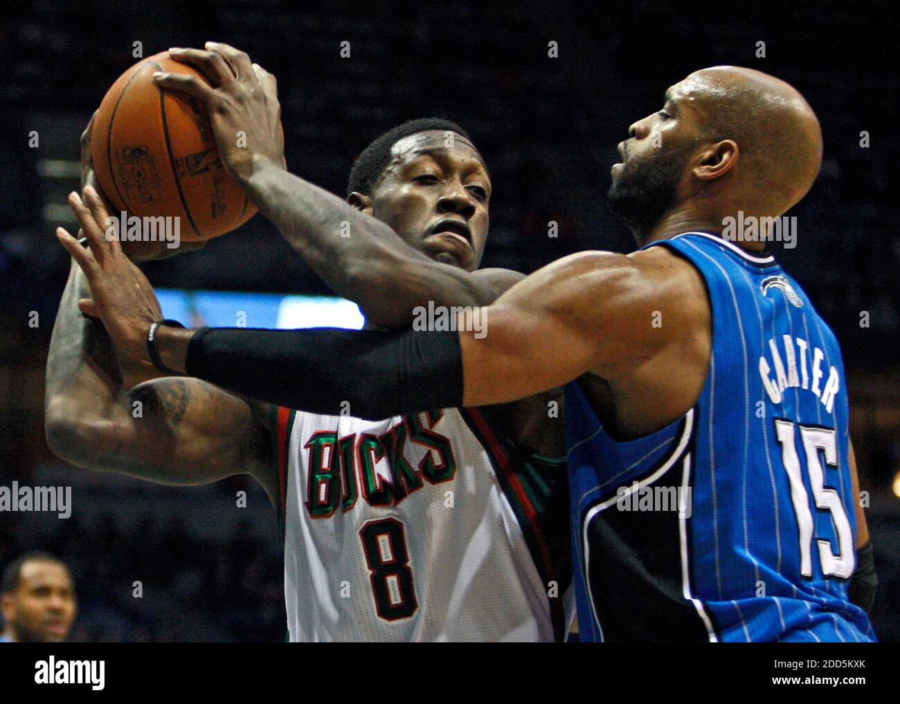 NESSUN FILM, NESSUN VIDEO, NESSUNA TV, NESSUN DOCUMENTARIO - Larry Sanders di Milwaukee Bucks si è messo in rimbalzo contro vince carter di Orlando Magic durante la partita di pallacanestro dell'NBA, Milwaukee Bucks vs Orlando Magic al Bradley Center di Milwaukee, WI, USA il 4 dicembre 2010. Foto di Benny Sieu/Milwaukee Journal Sentinel/MCT/ABACAPRESS.COM Foto Stock