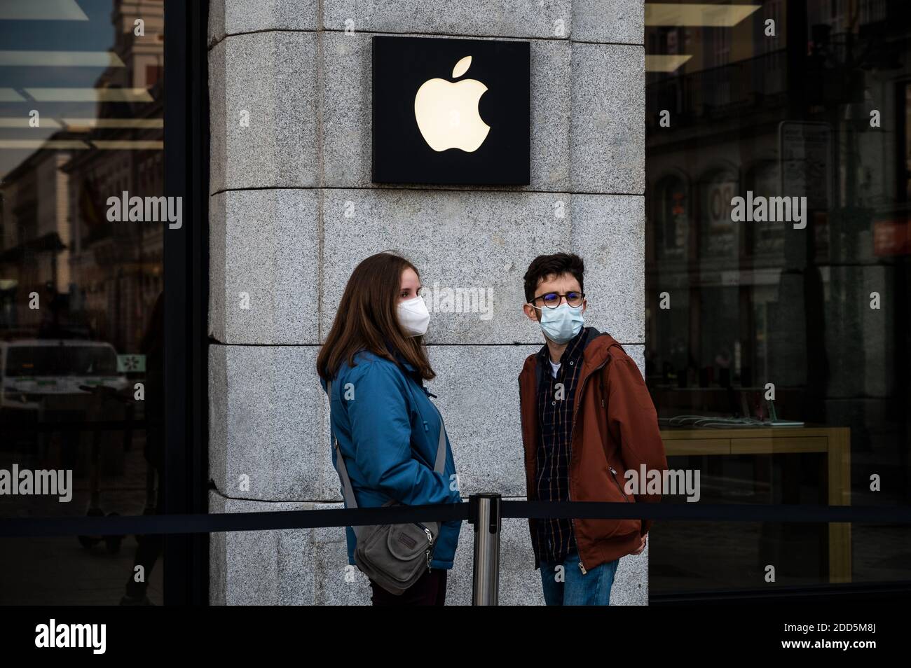 Madrid, Spagna. 24 Nov 2020. La gente attende di entrare in un Apple Store nel centro di Madrid che ha riaperto dopo essere stato chiuso durante l'epidemia di coronavirus. L'Apple Store ha installato un servizio di ritiro rapido solo per gli acquisti on line. Credit: Marcos del Mazo/Alamy Live News Foto Stock