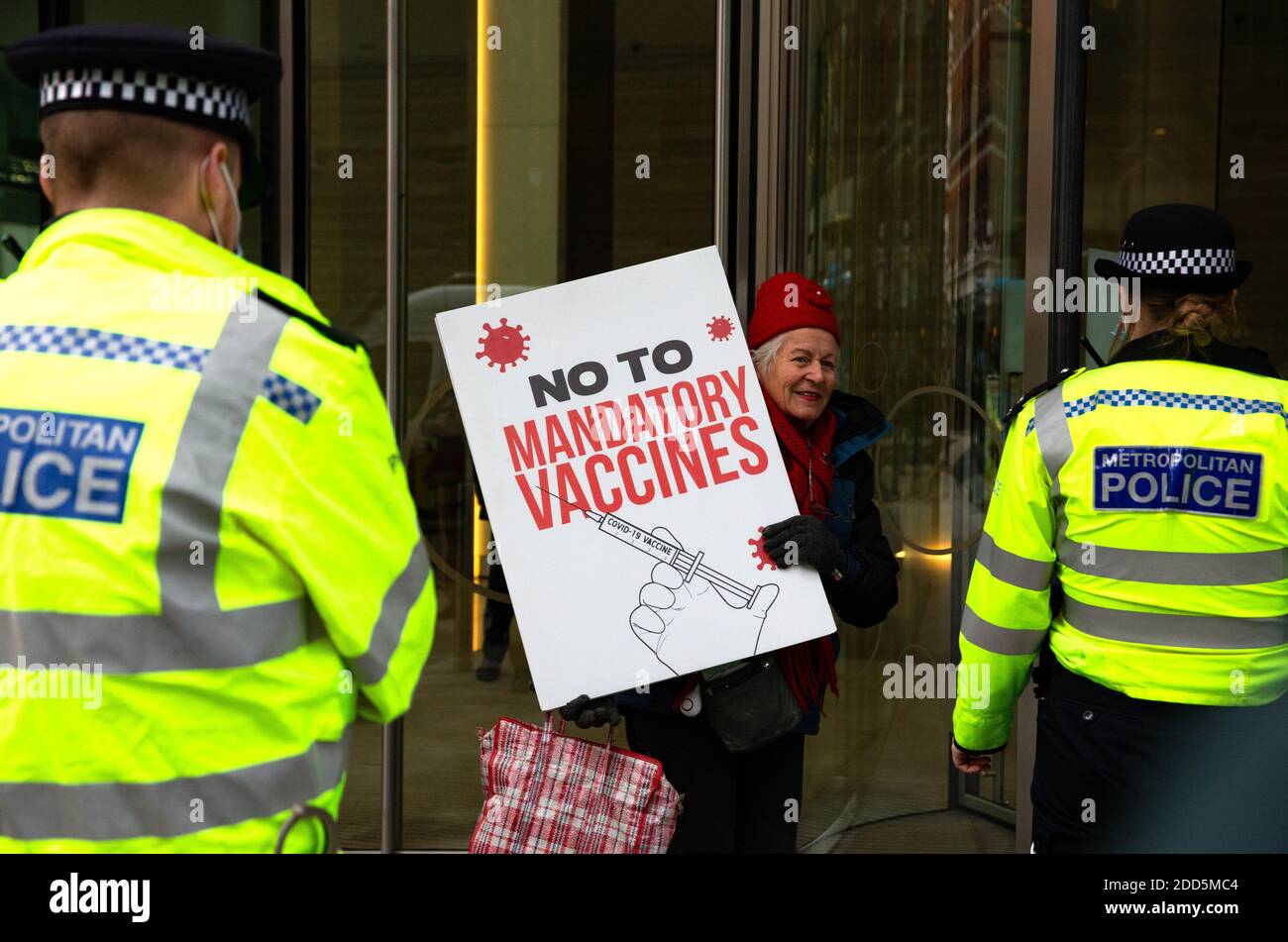 Londra, Regno Unito. 24 Nov 2020. Protesta anti-vaccino. Piers Corbyn e altri manifestanti anti anti-vaccino al di fuori del quartier generale europeo della Bill and Melinda Gates Foundation a Victoria Street. Credit: Mark Thomas/Alamy Live News Foto Stock
