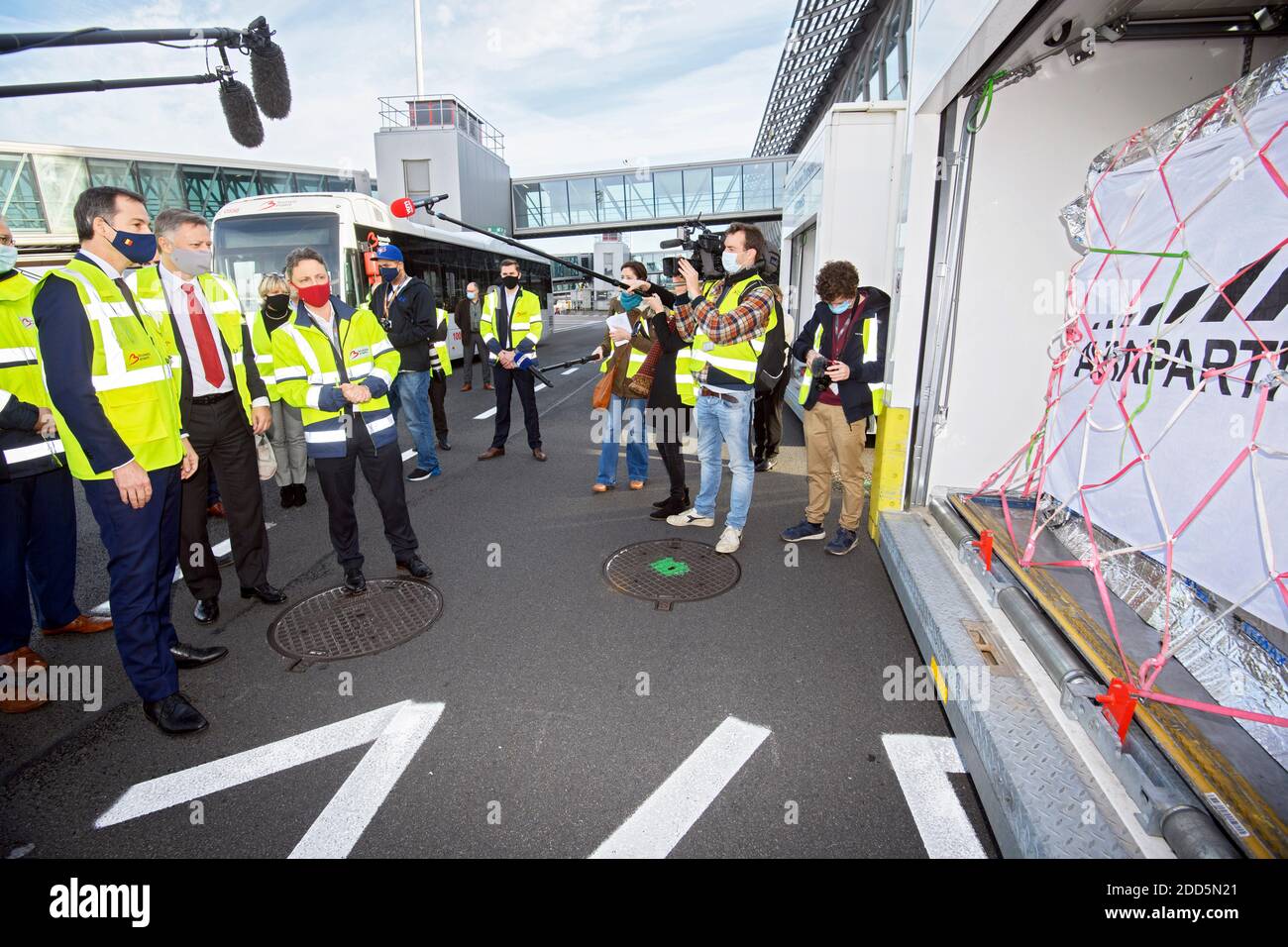 Il primo ministro Alexander De Croo e il CEO dell'aeroporto di Bruxelles Arnaud Feist ricevono alcune informazioni sul trasporto di prodotti farmaceutici, durin Foto Stock