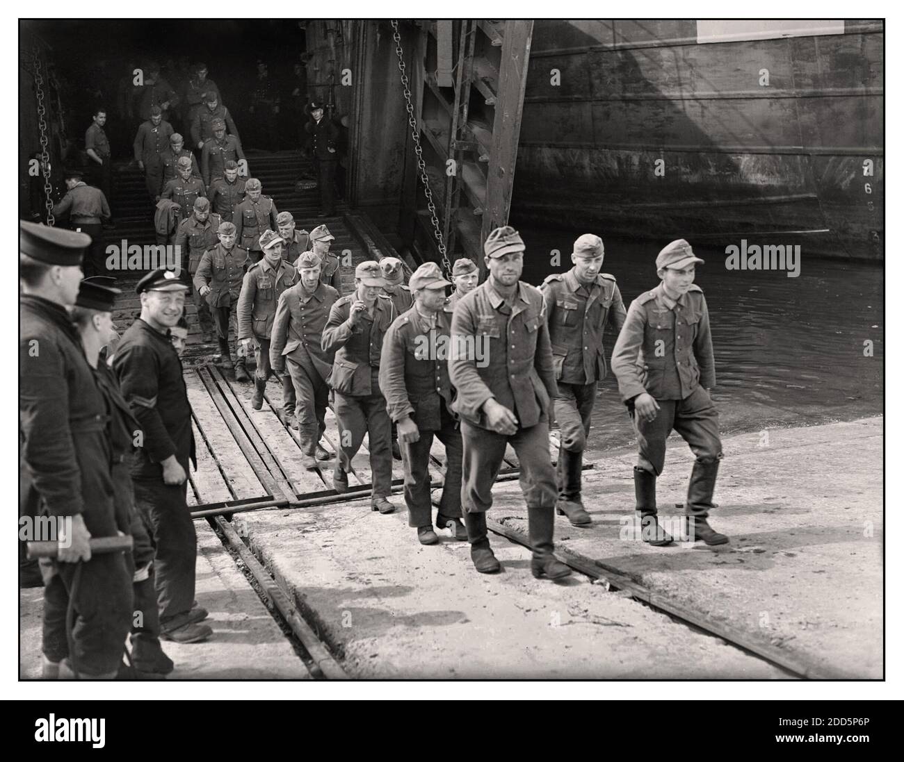 D-Day WW2 i prigionieri Wehrmacht dell'esercito tedesco che arrivano nel Regno Unito attraverso la Royal Navy durante la seconda guerra mondiale - operazione Overlord (sbarco in Normandia), Giugno 1944 seconda guerra mondiale parte di un gruppo di trecento prigionieri di guerra tedeschi dalla Normandia che lasciano una Royal Navy LST a Southampton Docks. Data 1944 Foto Stock