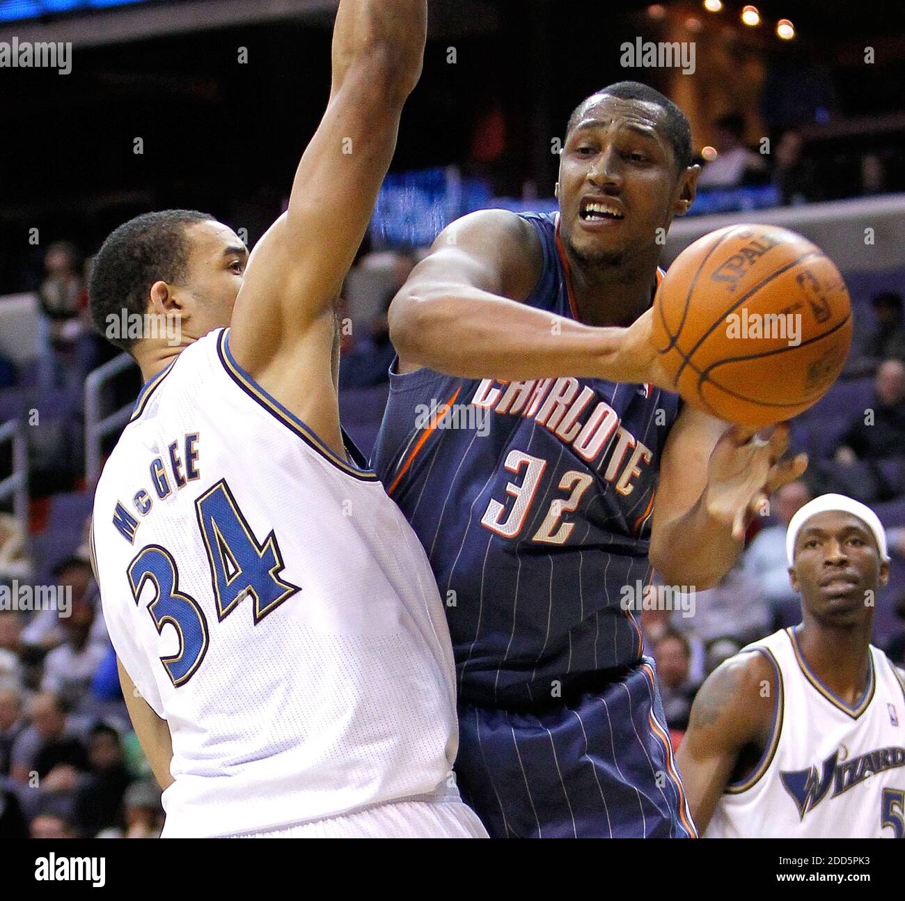 NO FILM, NO VIDEO, NO TV, NO DOCUMENTARIO - Charlotte Bobcats power forward Boris diaw (32) passa la palla dal centro Washington Wizards Javale McGee (34) durante la partita di pallacanestro NBA, Washington Wizards vs Charlotte Bobcats al Verizon Center a Washington, DC, USA il 20 dicembre 2010. Washington sconfisse Charlotte 108-75. Foto di Harry E. Walker/MCT/ABACAPRESS.COM Foto Stock