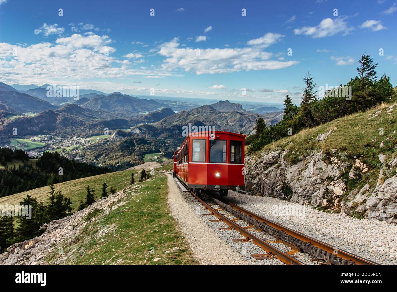 SCHAFBERGBAHN Cog Railway che parte da St. Wolfgang fino a Schafberg, Austria. Viaggio verso la cima delle Alpi attraverso campi lussureggianti e foreste verdi Foto Stock