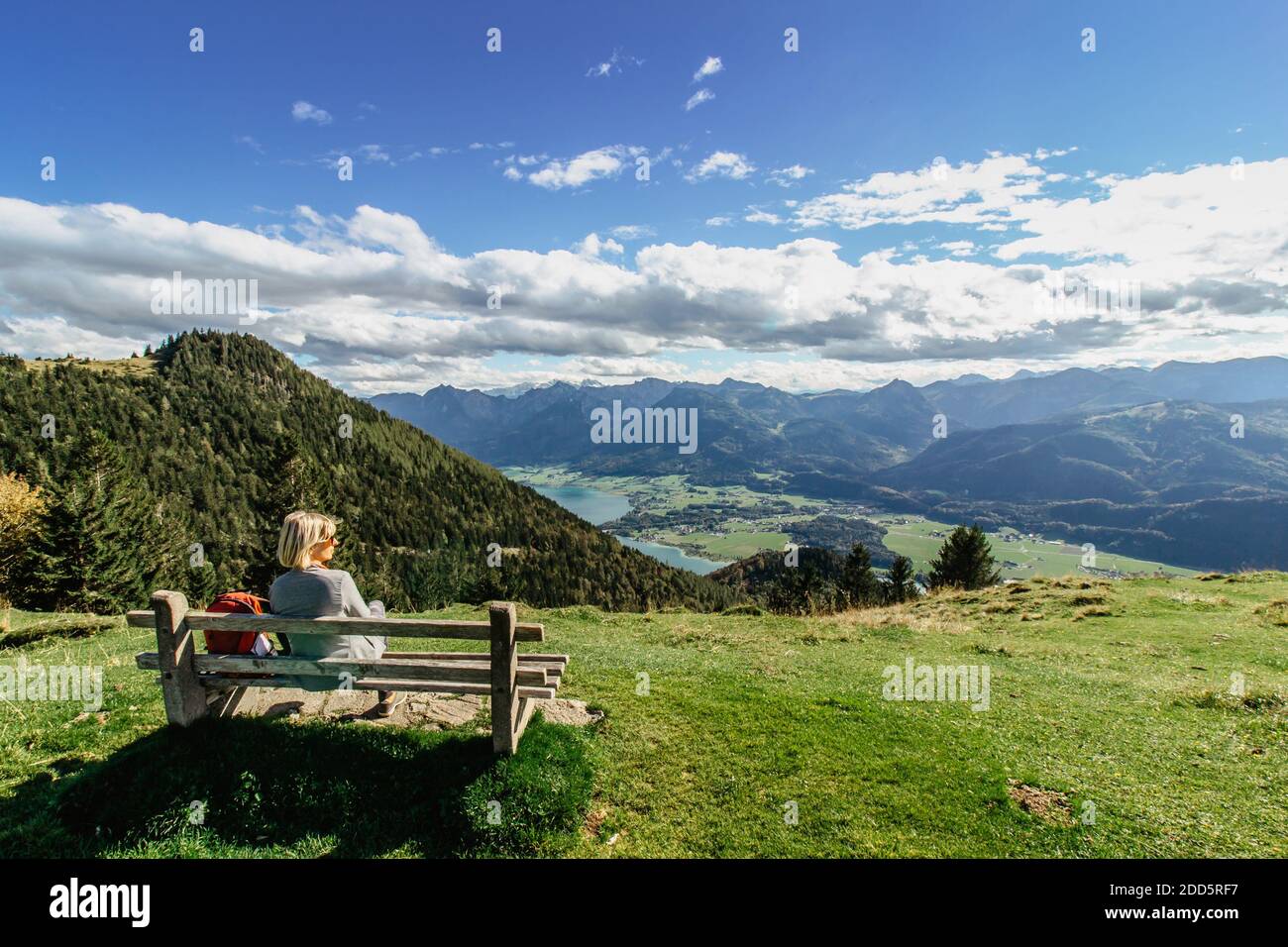 Ragazza godendo di vista del panorama di montagna e lago alpino, Austria.Backpacker relax Sul summit.Active vacanza libertà concetto.Wanderlust viaggio Foto Stock