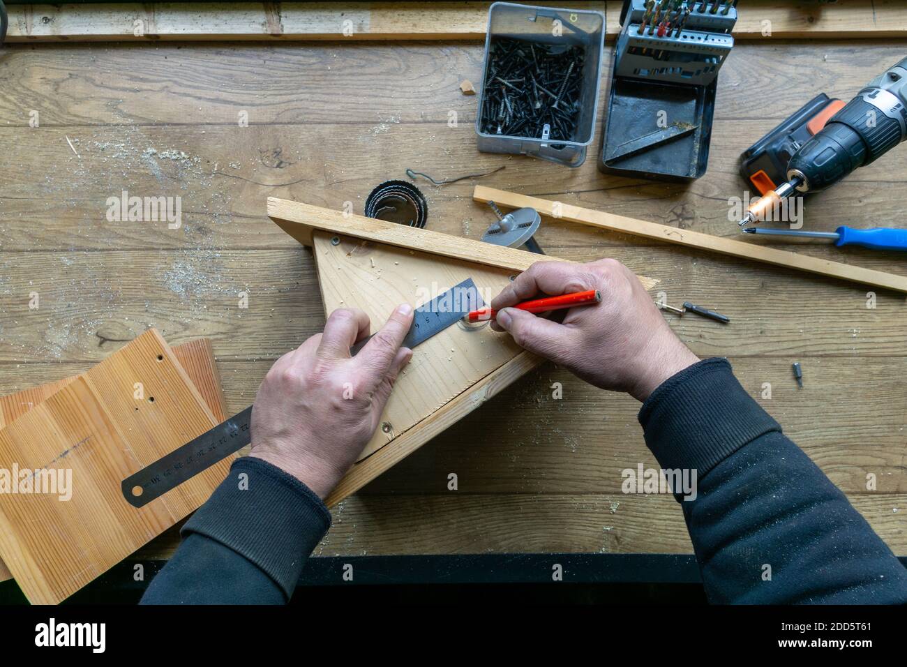 Falegname amatoriale con casa di legno. Foto Stock