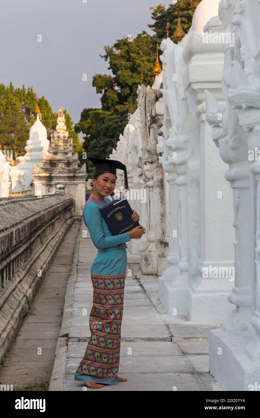 Giovane donna che posano per una foto di graduazione a Pagoda Kuthodaw, Mandalay Myanmar (Birmania), l'Asia in febbraio Foto Stock