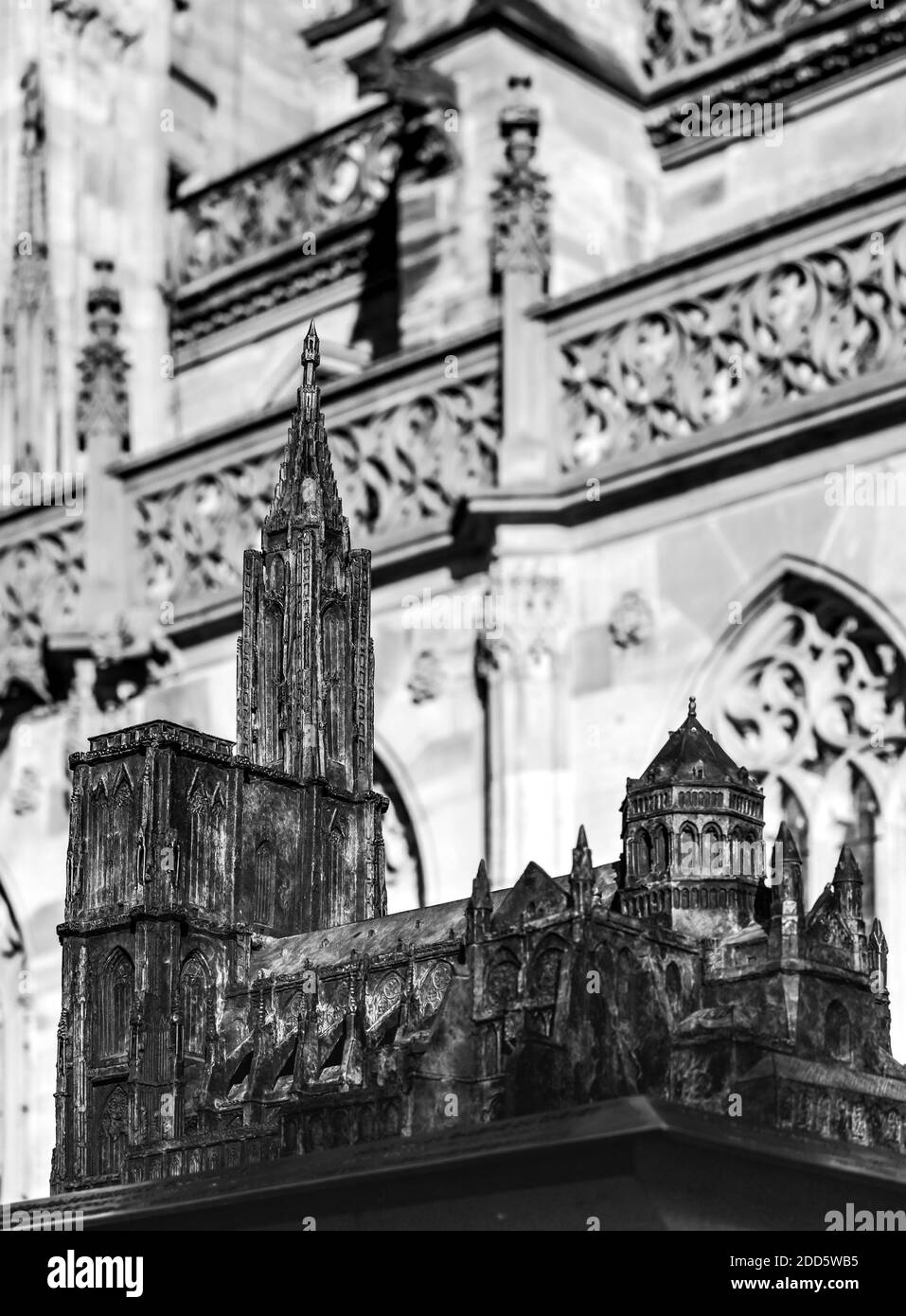 Modello in miniatura della Cattedrale di Strasburgo, in bronzo. Installato sulla piazza del Duomo. Francia Foto Stock