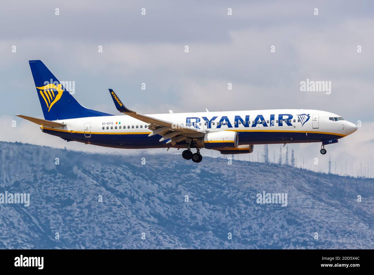 Atene, Grecia - 22 settembre 2020: Ryanair Boeing 737-800 aereo Aeroporto di Atene in Grecia. Boeing è una sede di un costruttore americano di aeromobili Foto Stock