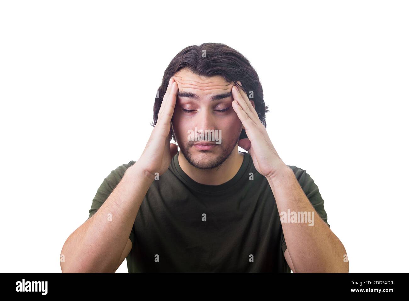 Ritratto di un giovane esausto tiene le mani ai templi, occhi chiusi, si sente mal di testa isolato su sfondo bianco. Ragazzo stanco dello studente, alta tensione e. Foto Stock