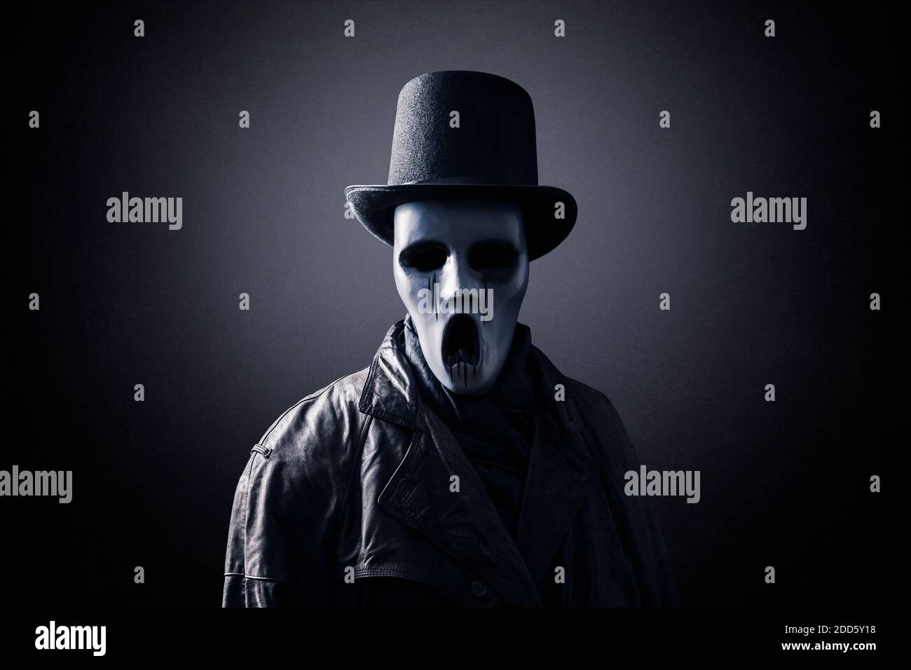 Figura spettrale con top Hat nero extra alto in il buio Foto Stock