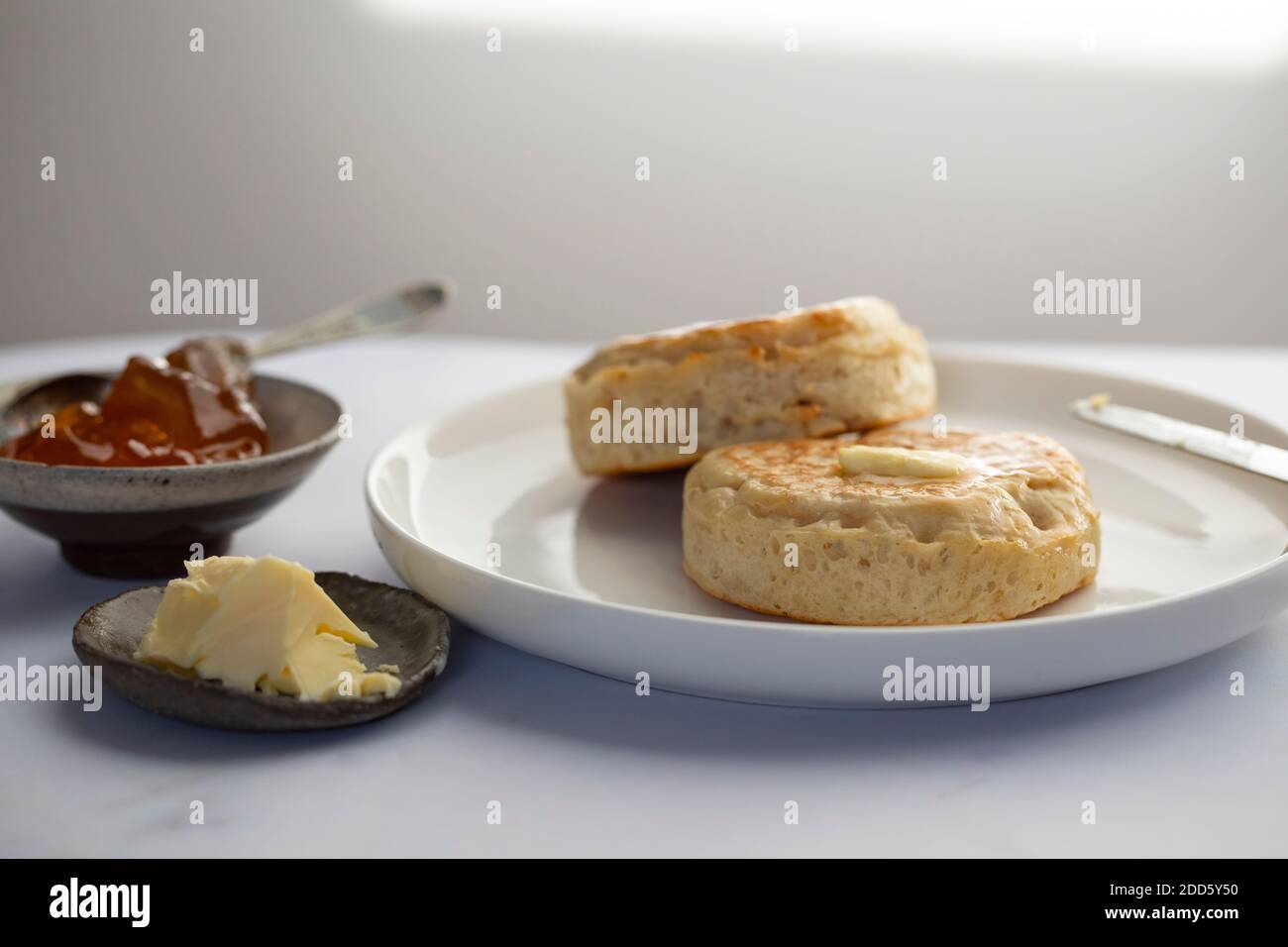 Briciole fatte in casa con burro e marmellata d'arancia Foto Stock