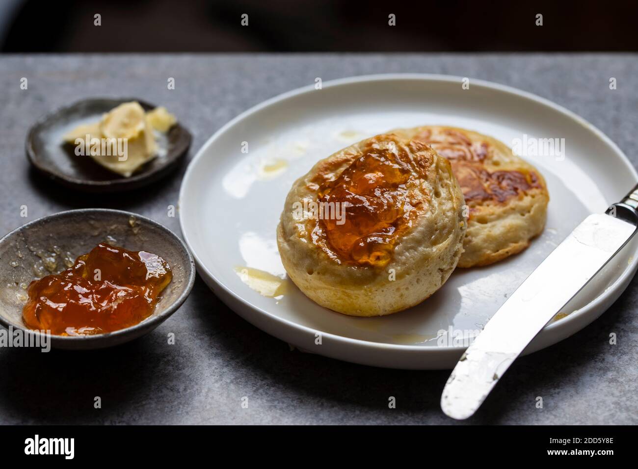 Briciole fatte in casa con burro e marmellata d'arancia Foto Stock