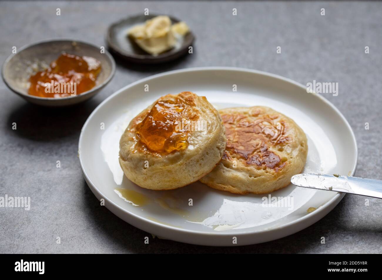 Briciole fatte in casa con burro e marmellata d'arancia Foto Stock