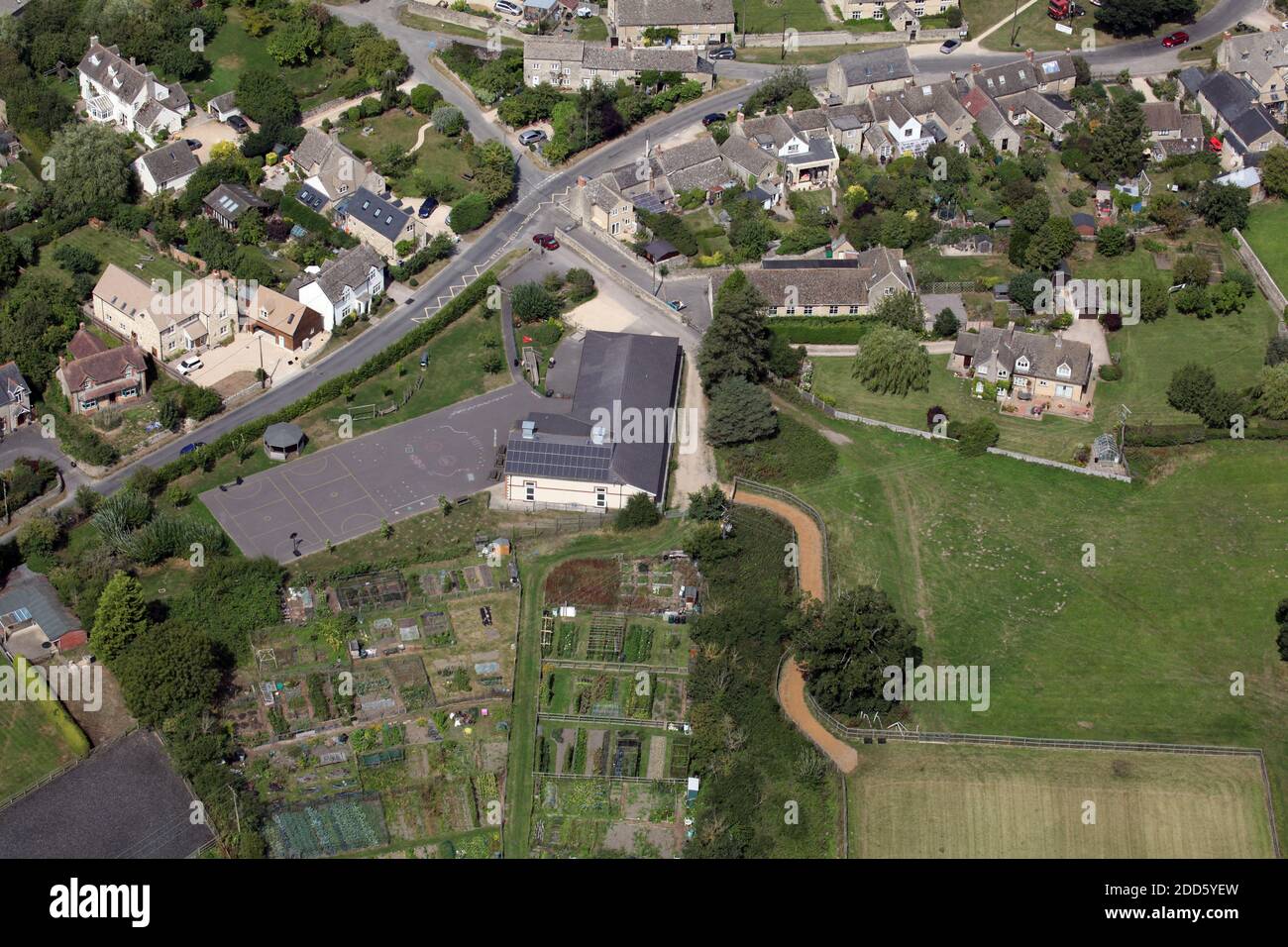Veduta aerea della Combe C della e Primary School, Witney, Oxfordshire Foto Stock