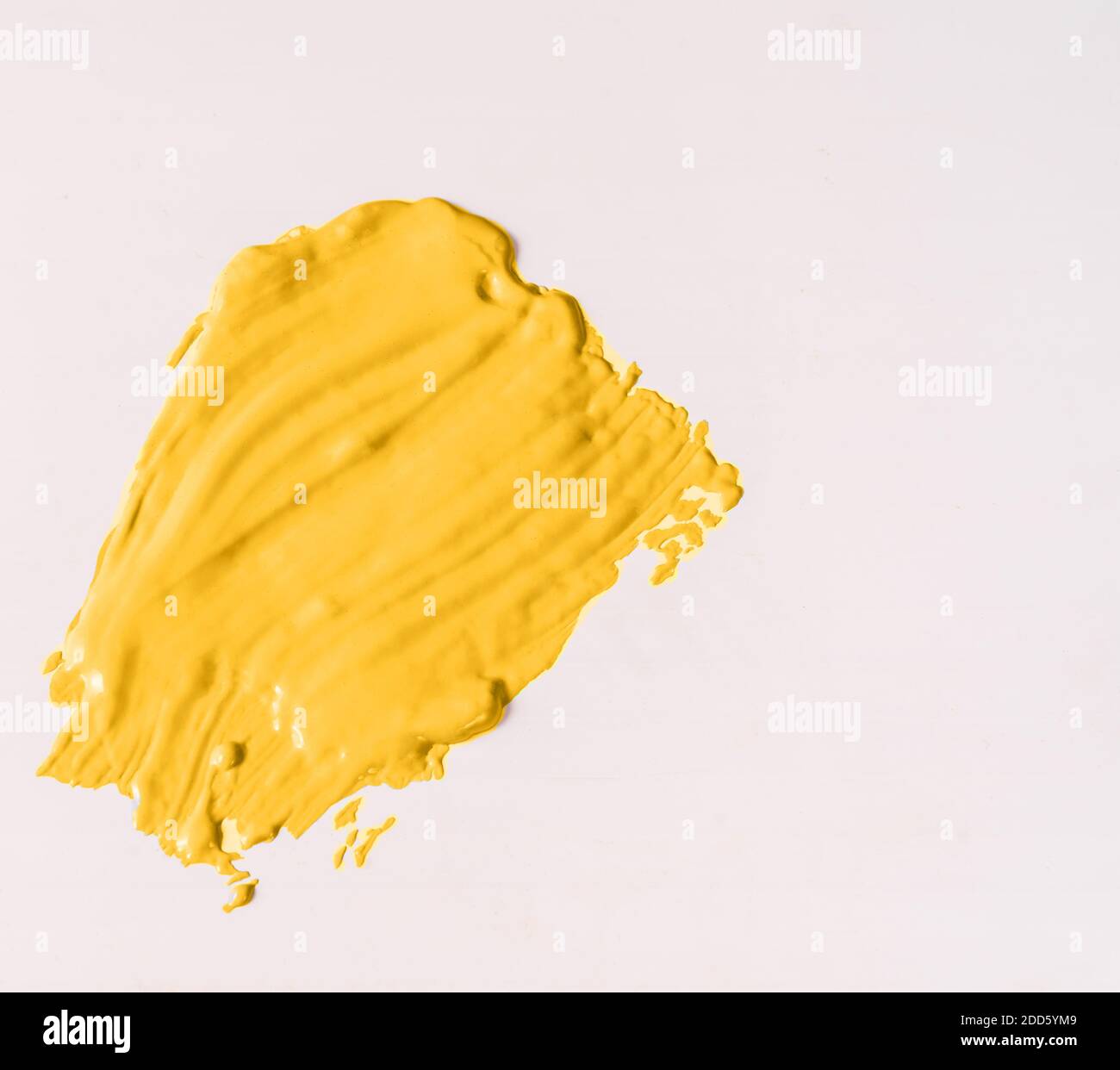 Un punto di vernice in colore alla moda dell'oro fortuna 2021 su sfondo Set Sail Champagne. Foto Stock