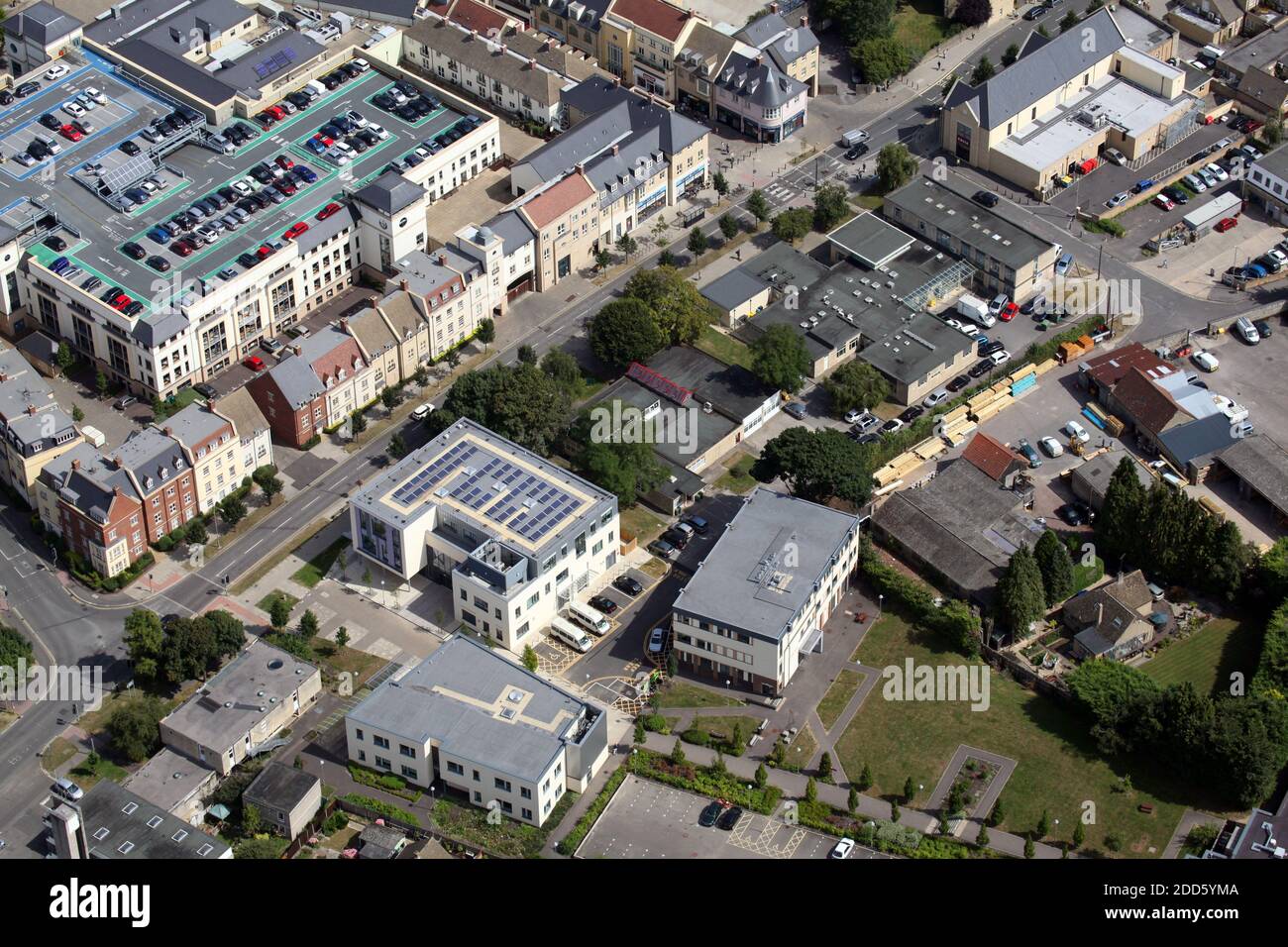 Veduta aerea di Abingdon & Witney College (Witney Campus); Witney Library & Nuffield Health Center su Welch Way, Witney, Oxfordshire, Regno Unito Foto Stock