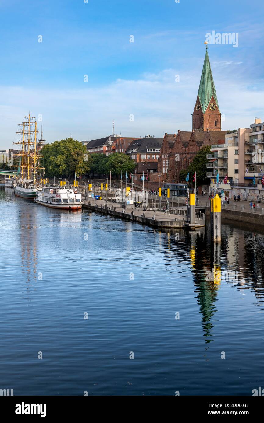 Navi Waterside e appartamenti intelligenti - sulle rive del fiume Weser a Brema, il campanile è la Chiesa di San Martino. Foto Stock