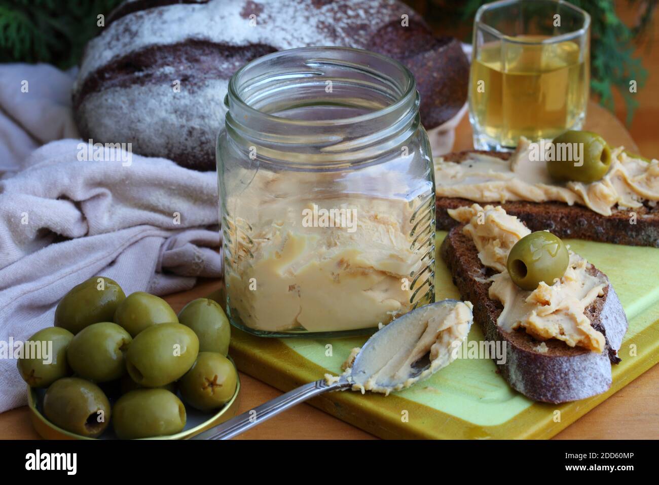 Formaggio Brunost con pane nero e olive Foto Stock