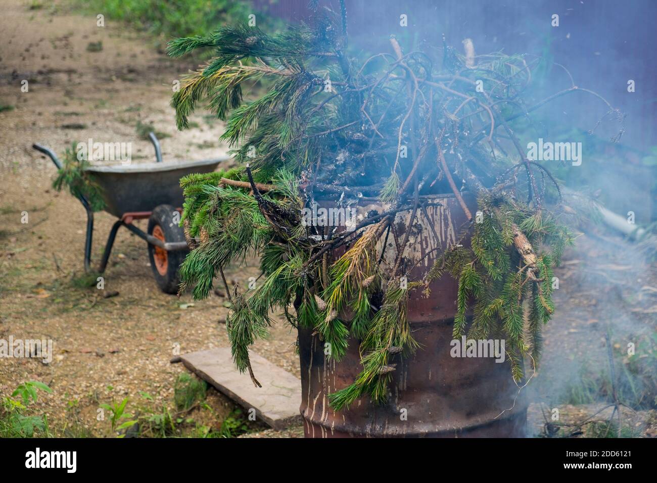 bruciare barile, legno e fumo in fiamme, colpo all'aperto Foto Stock