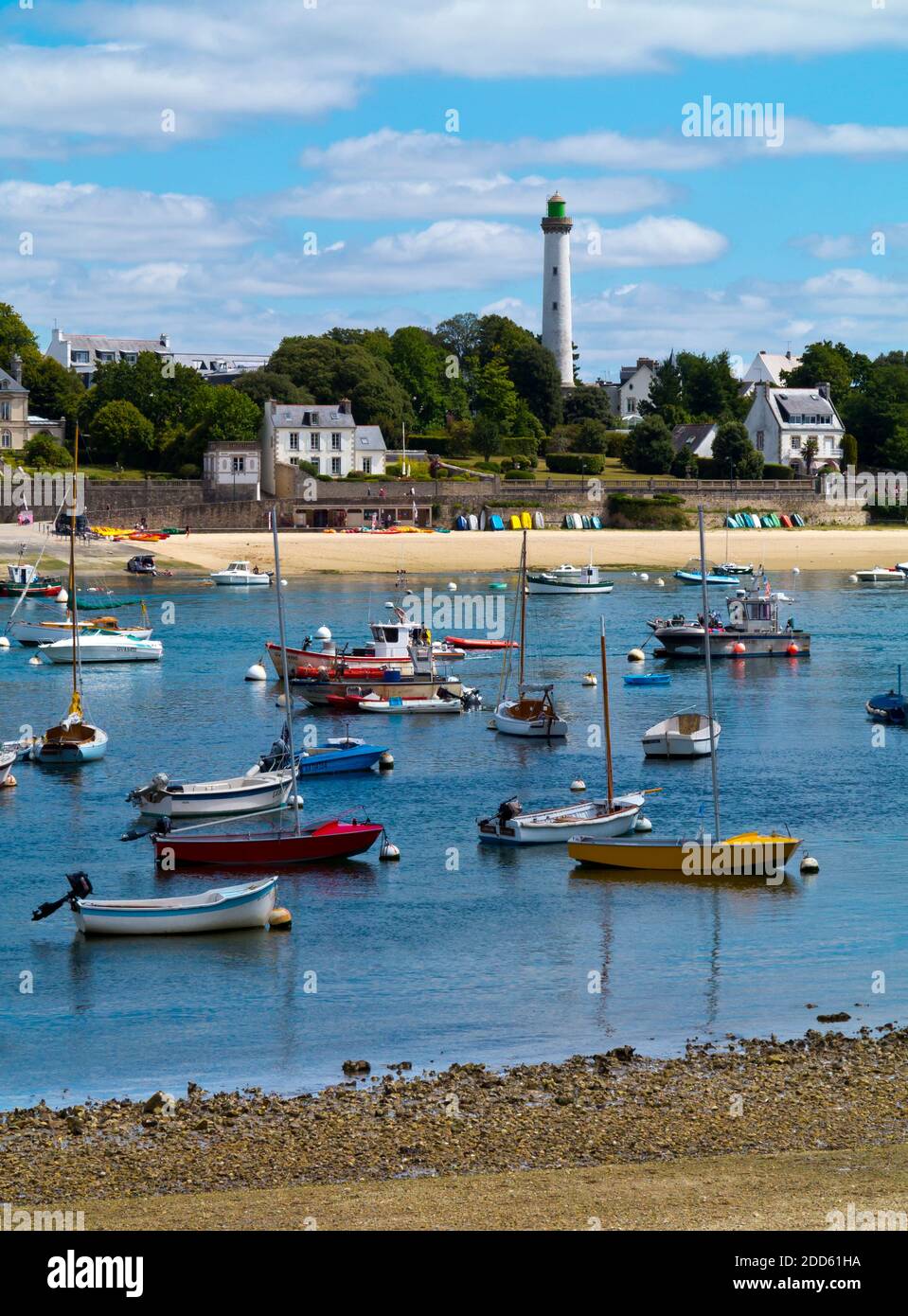 Vista estiva di Benodet una città costiera sull'estuario del fiume Odet nel Finistère Bretagna nord-ovest Francia con barche ormeggiate nel porto. Foto Stock