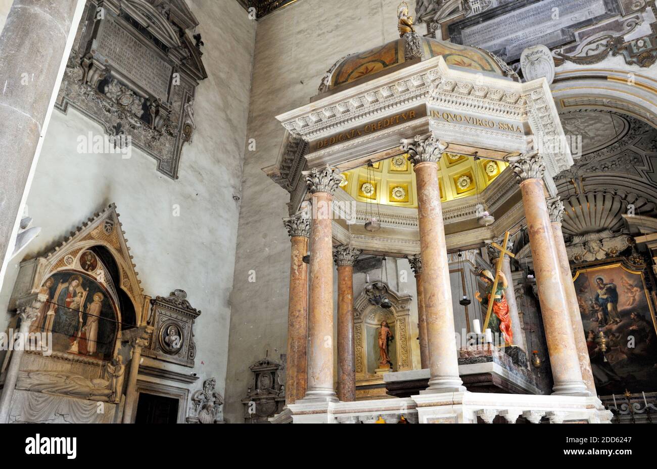 Italia, Roma, chiesa di Santa Maria in Ara Coeli, transetto sinistro, tomba del cardinale Matteo d'Acquasparta (1302 - 1303 ca.) e Cappella di Sant'Elena Foto Stock