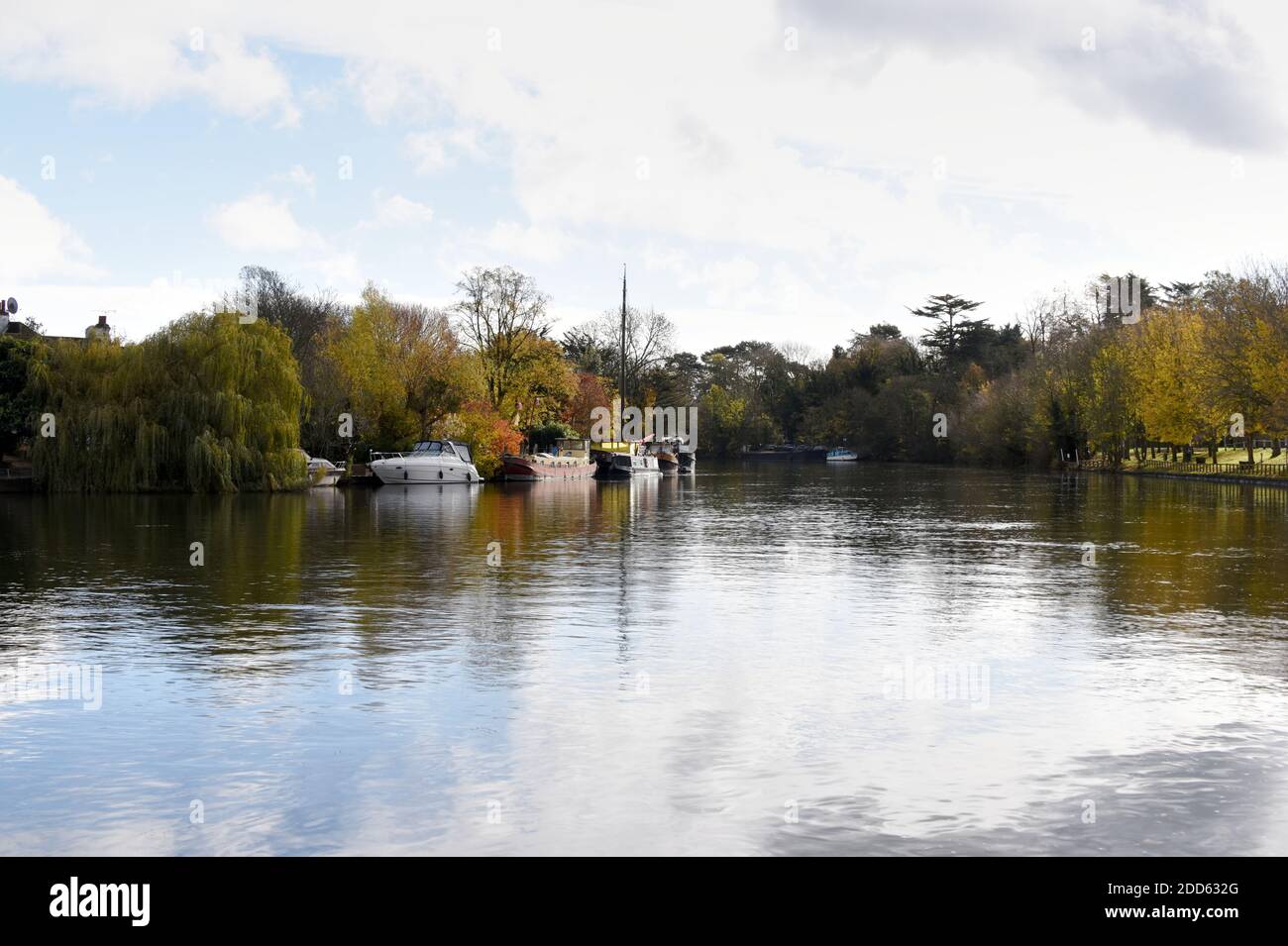 Barche a riposo lungo il bellissimo fiume Tamigi vicino a Old Windsor in un giorno d'autunno brillante Foto Stock