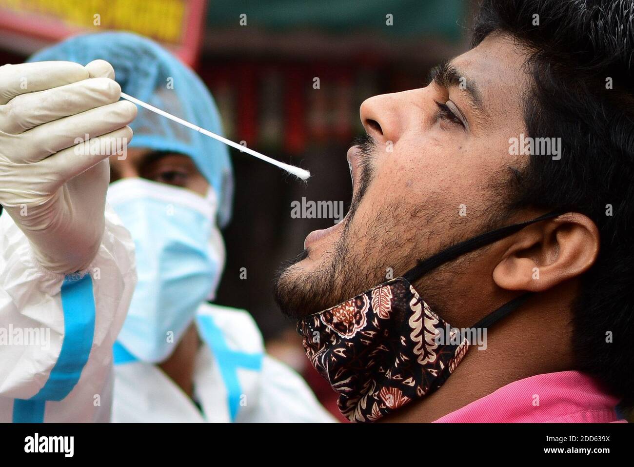 Nuova Delhi, India. 24 Nov 2020. Un operatore sanitario in kit PPE, raccogliendo un campione di tampone per il test dell'antigene Covid19, da un uomo per l'infezione da coronavirus, a sadar bazar.India ha registrato un totale di 9,224,059 casi, 8.6 M recuperati e 645 decessi per la malattia di Covid 19. Credit: SOPA Images Limited/Alamy Live News Foto Stock