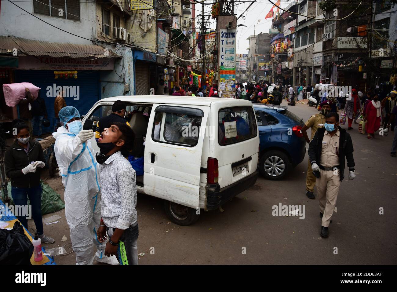 Nuova Delhi, India. 24 Nov 2020. Un operatore sanitario in kit PPE, raccogliendo un campione di tampone per il test dell'antigene Covid19, da un uomo per l'infezione da coronavirus, a sadar bazar.India ha registrato un totale di 9,224,059 casi, 8.6 M recuperati e 645 decessi per la malattia di Covid 19. Credit: SOPA Images Limited/Alamy Live News Foto Stock