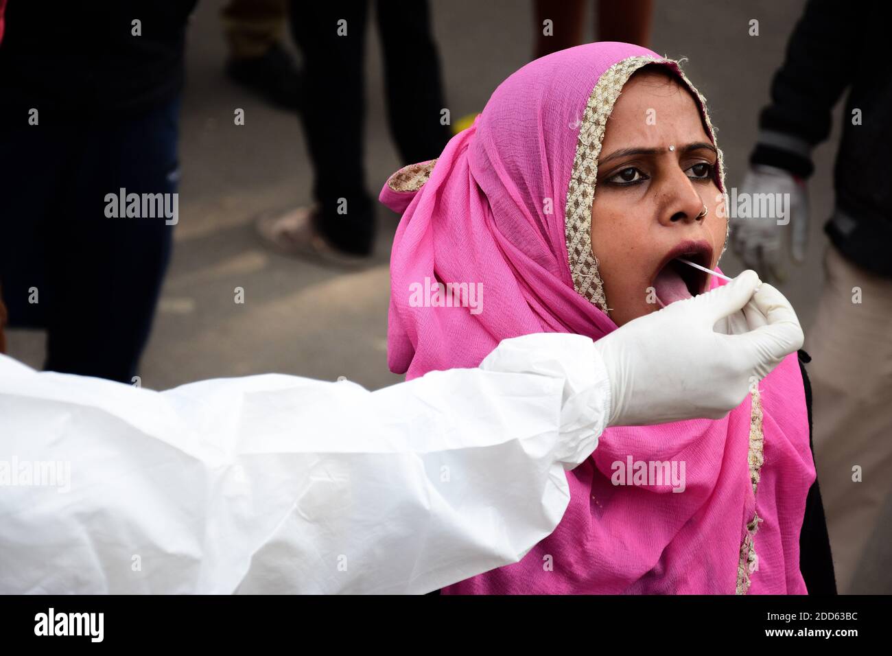 Nuova Delhi, India. 24 Nov 2020. Un operatore sanitario in kit PPE, raccogliendo un campione di tampone per il test dell'antigene Covid19, da una donna per l'infezione da coronavirus, a sadar bazar.India ha registrato un totale di 9,224,059 casi, 8.6 M recuperati e 645 decessi per la covid 19 malattia. Credit: SOPA Images Limited/Alamy Live News Foto Stock