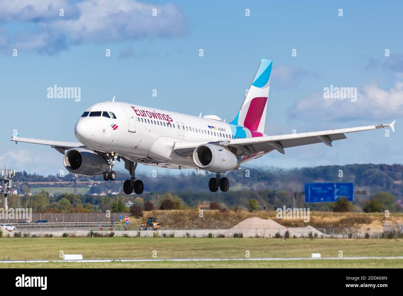 Stoccarda, Germania - 4 ottobre 2020: Aereo Eurowings Airbus A319 all'aeroporto di Stoccarda in Germania. Airbus è un costruttore europeo di aeromobili Foto Stock