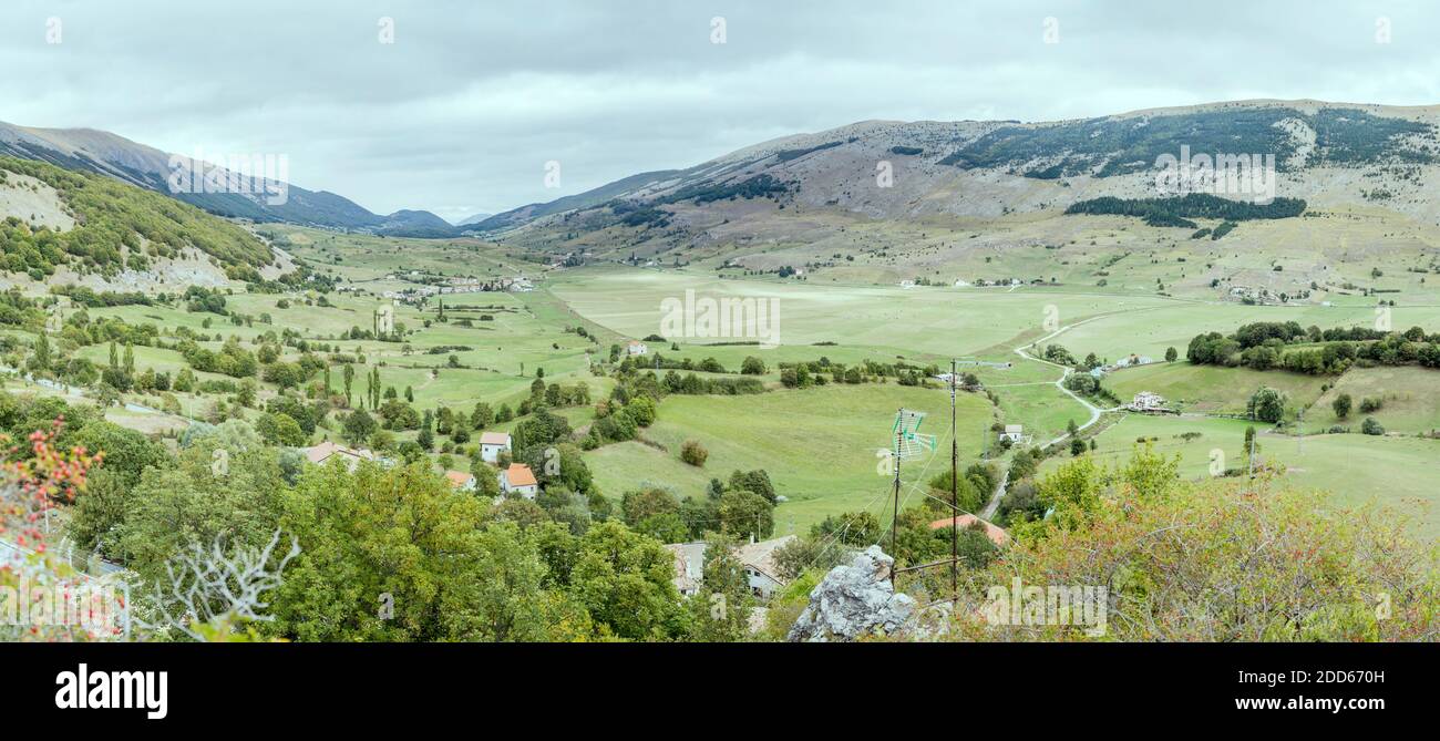 Paesaggio aereo con la verde valle del monte primo campo e le pendici del picco di Pizzalto, sparati in luce nuvolosa da Pescocostanzo, l'Aquila, Abruzzo, Ita Foto Stock