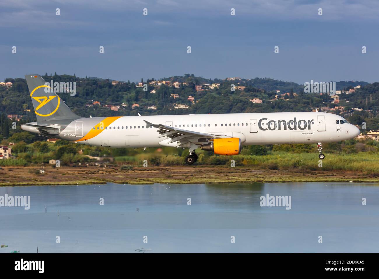 Corfù, Grecia - 19 settembre 2020: Aereo Condor Airbus A321 all'aeroporto di Corfù in Grecia. Airbus è un costruttore europeo di aeromobili con sede a Tolone Foto Stock