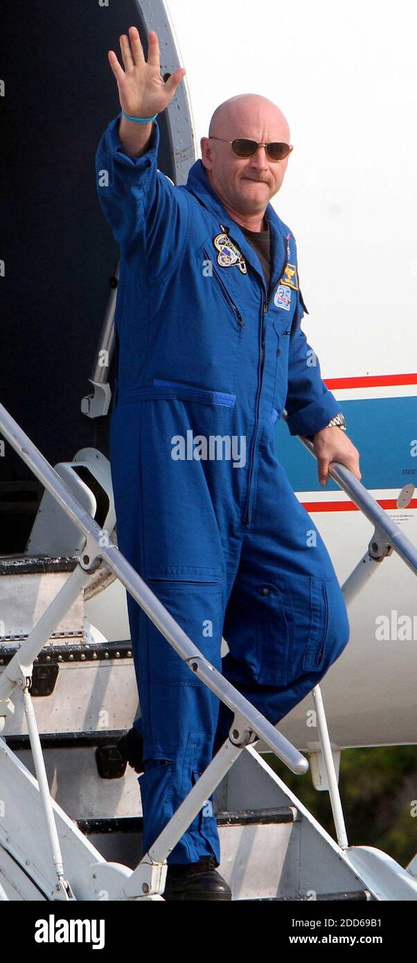 NO FILM, NO VIDEO, NO TV, NO DOCUMENTARIO - il comandante della navetta spaziale Endeavour STS-134 Mark Kelly arriva al centro spaziale Kennedy di Cape Canaveral, Florida, giovedì 12 maggio 2011. Foto di Red Huber/Orlando Sentinel/MCT/ABACAPRESS.COM Foto Stock