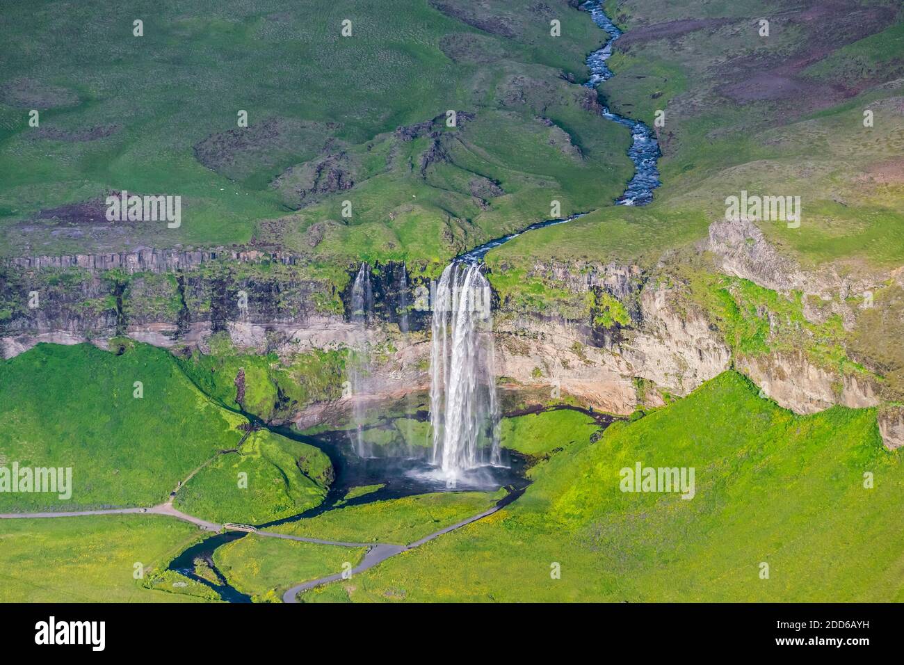 Vista aerea sulla cascata Seljalandsfoss e il fiume Seljalands in estate, Regione del Sud, Islanda Foto Stock