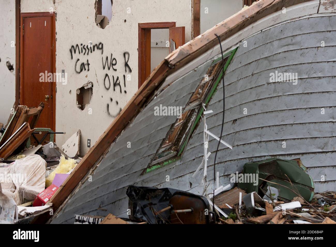 NO FILM, NO VIDEO, NO TV, NO DOCUMENTARIO - UN segno spray-painted su una casa a Joplin, Missouri, racconta squadre di ricerca e salvataggio gli occupanti umani sono stati inferiti ma il loro gatto è stato mancante martedì 24 maggio 2011, A seguito della devastazione causata da un tornado che ha attraversato la sezione centrale della città la domenica sera. Foto di David Eulitt/Kansas City Star/MCT/ABACAPRESS.COM Foto Stock