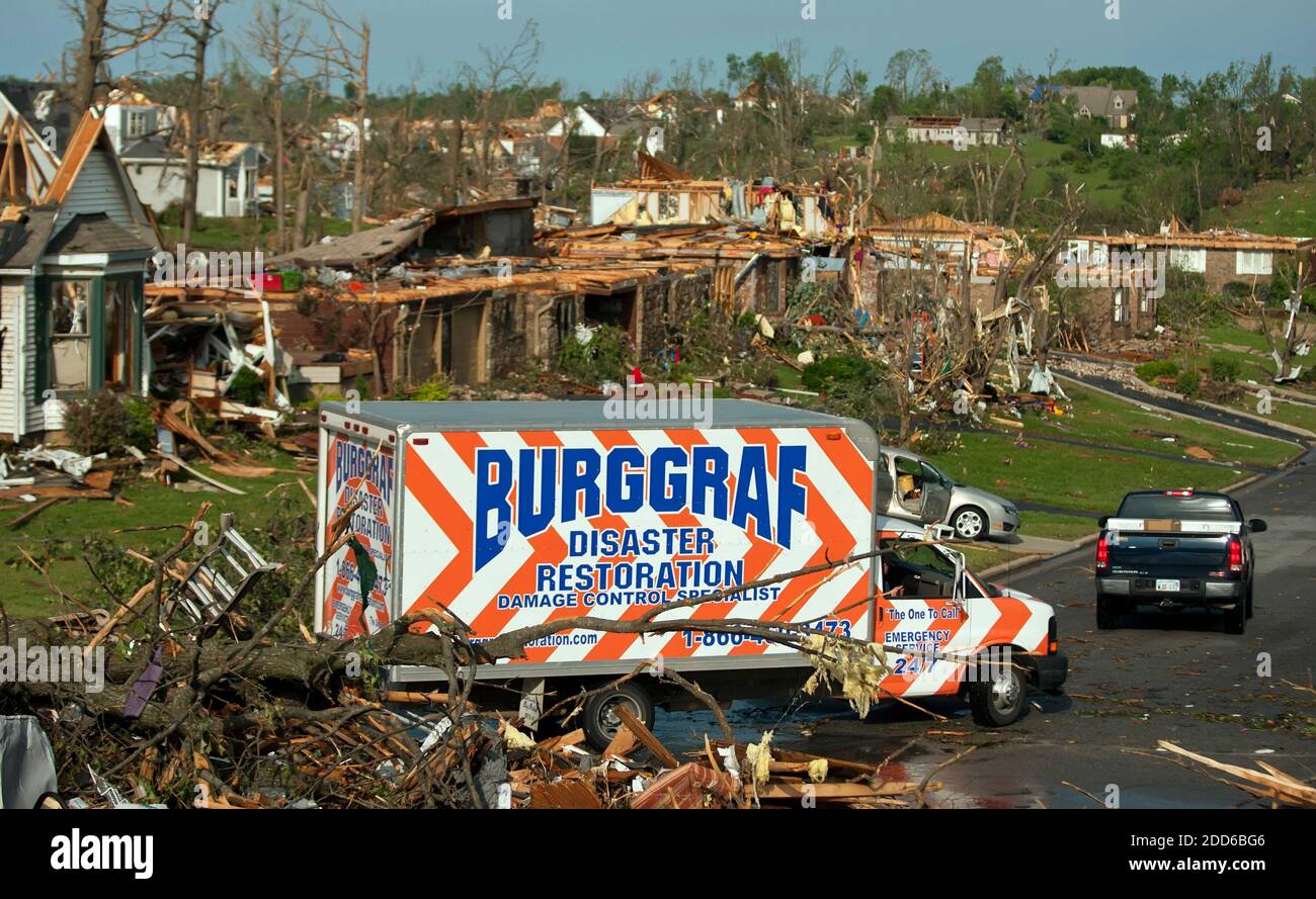 NO FILM, NO VIDEO, NO TV, NO DOCUMENTARIO - UN camion per un'azienda di restauro di disastri guida attraverso una sezione danneggiata da tornado di Joplin, Mo. Martedì 24 maggio 2011. Foto di David Eulitt/Kansas City Star/MCT/ABACAPRESS.COM Foto Stock