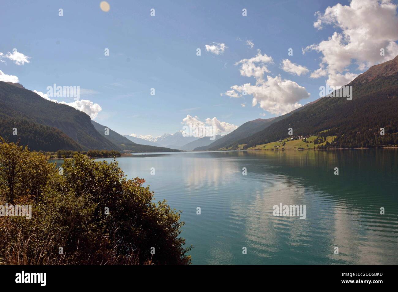 Umore autunnale sul lago di Reschen Foto Stock