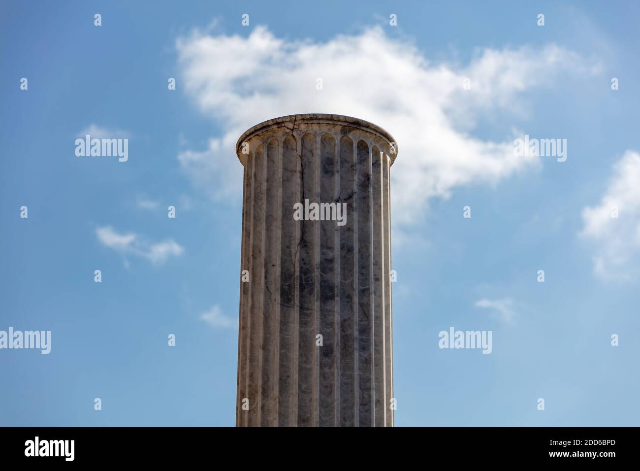 Atene Grecia. Biblioteca adriana dettaglio colonna in marmo, sfondo blu cielo, zona Monastiraki. Foto Stock