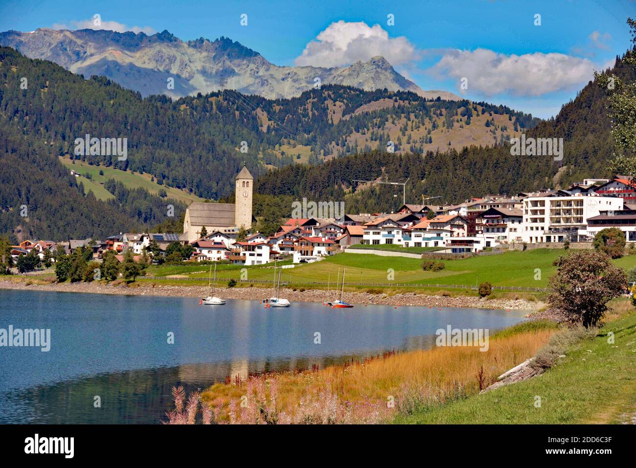 Umore autunnale sul lago di Reschen Foto Stock