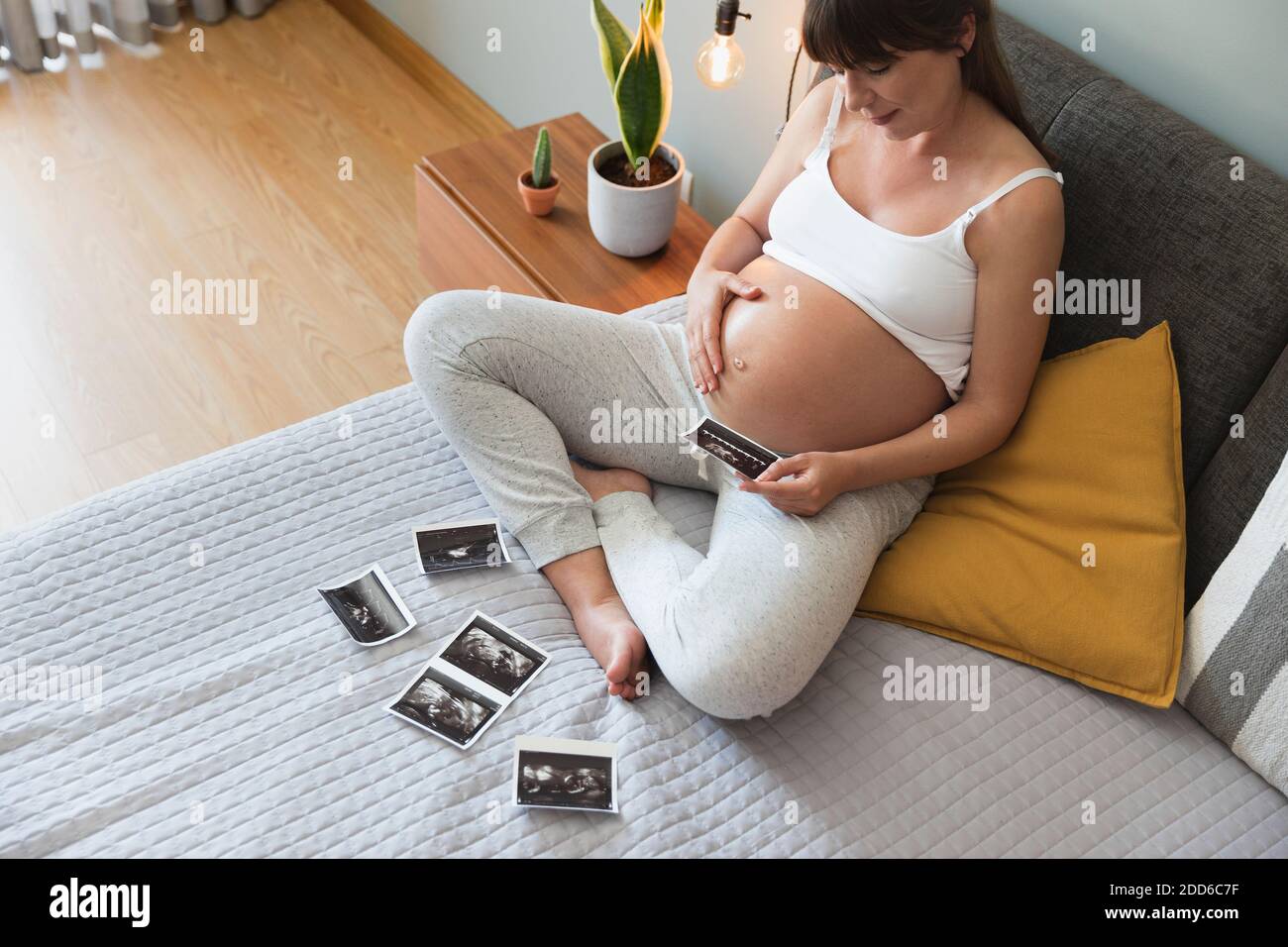 Donna incinta guardando al quadro degli ultrasuoni, Prenatal concetto di assistenza sanitaria. Foto Stock