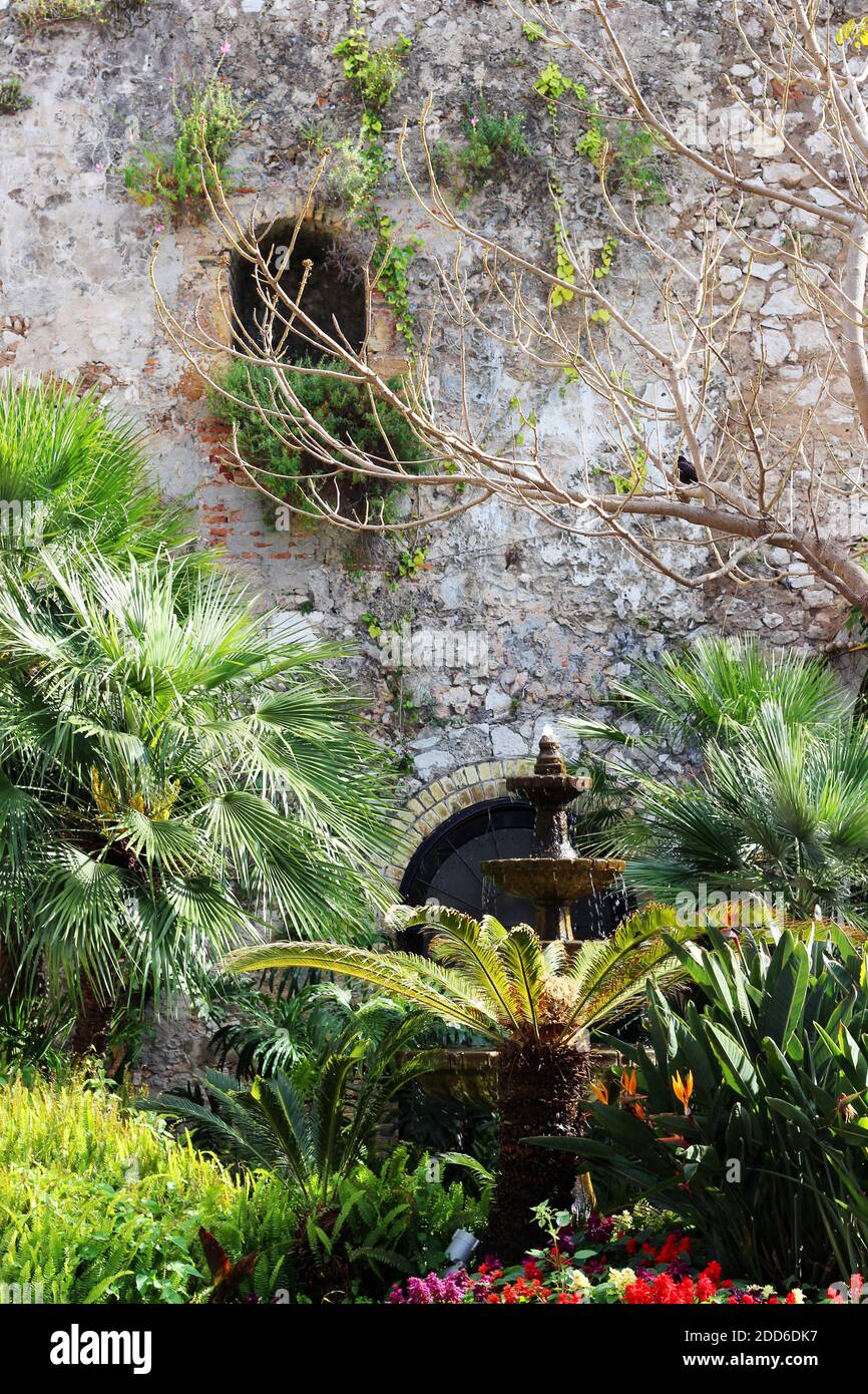 Un'oasi segreta con vista in pianura - la fontana di Southport Gates, Main Street, Gibilterra, sostenuta dalle fortificazioni del XVI secolo del muro di Carlo V. Foto Stock