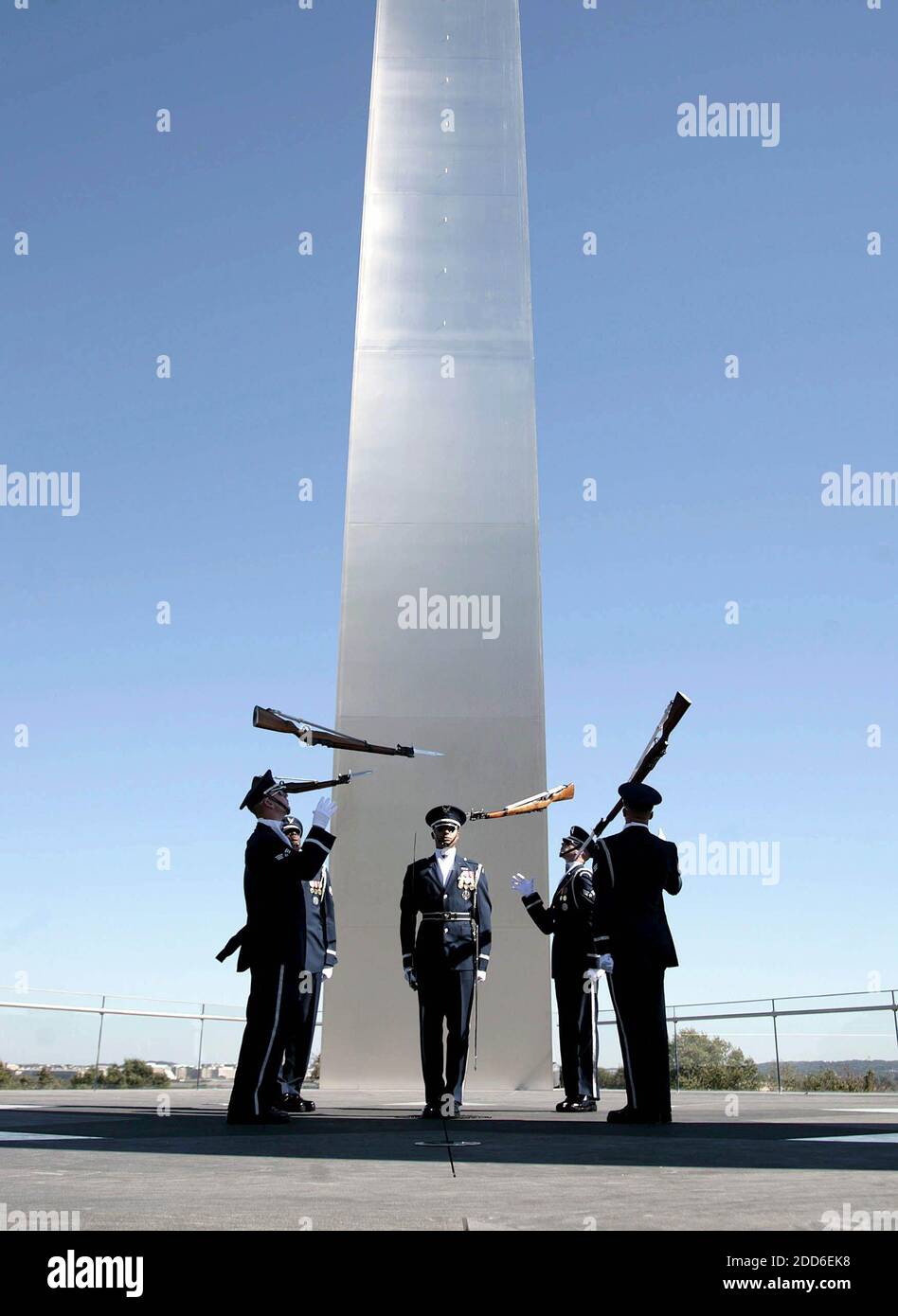 NESSUN FILM, NESSUN VIDEO, NESSUNA TV, NESSUN DOCUMENTARIO - i membri del team Air Force Honor Guard Drill si esibiscono alla cerimonia di apertura dell'Air Force Memorial il 14 ottobre 2006, ad Arlington, Virginia, USA. Foto di Chuck Kennedy/MCT/ABACAPRESS.COM Foto Stock