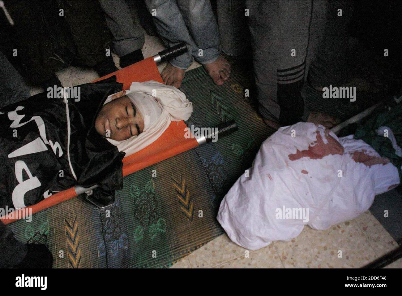 NESSUN FILM, NESSUN VIDEO, NESSUNA TV, NESSUN DOCUMENTARIO - UN giovane palestinese attende la sepoltura martedì 7 novembre 2006, in una moschea Beit Hanoun ore dopo che le forze israeliane hanno tirato fuori dalla città della striscia di Gaza. Una settimana di combattimenti a Gaza ha ucciso più di 50 persone. Foto di Dion Nissenbaum/MCT/ABACAPRESS.COM Foto Stock