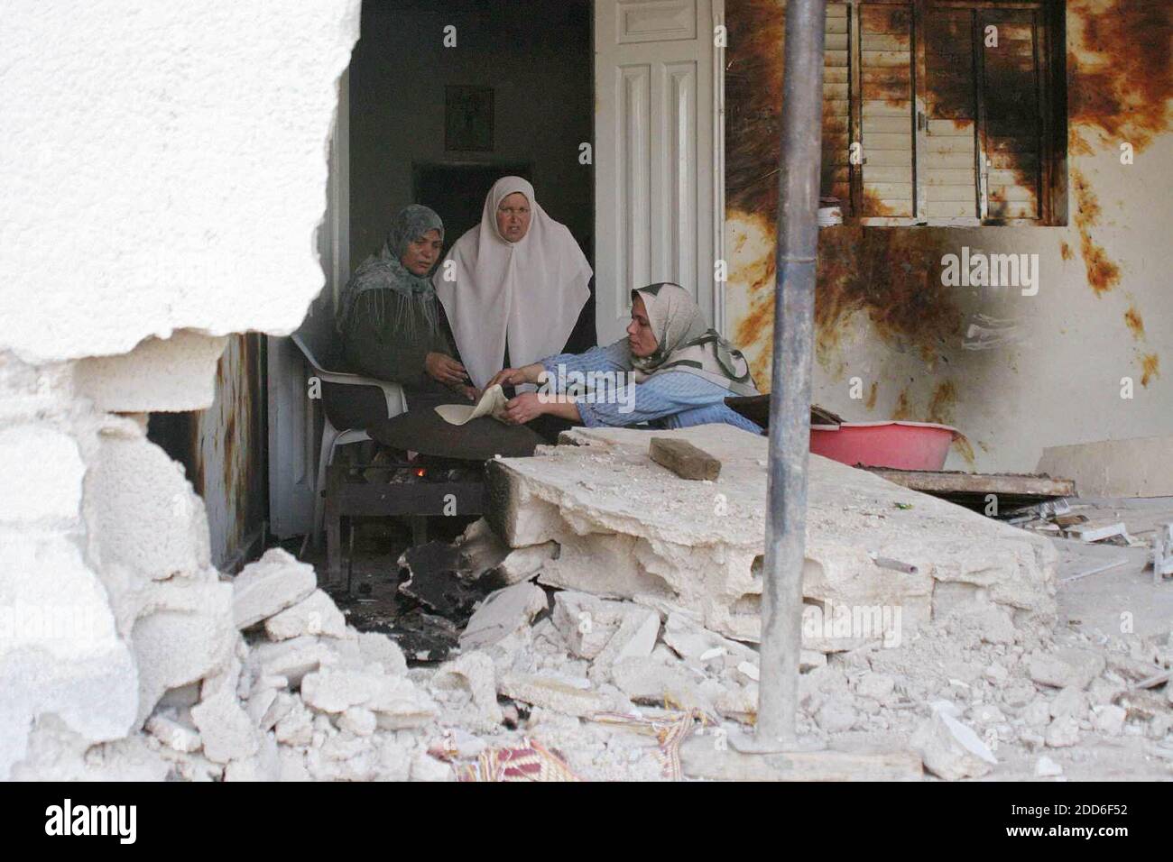 NO FILM, NO VIDEO, NO TV, NO DOCUMENTARIO - i membri della famiglia Nasir cuocere il pane Martedì, 7 novembre 2006, su un forno aperto nelle rovine della loro casa Beit Hanoun. La casa è stata parzialmente distrutta dalle forze israeliane durante l'ultima incursione che ha lasciato più di 50 persone morte. Foto di Dion Nissenbaum/MCT/ABACAPRESS.COM Foto Stock