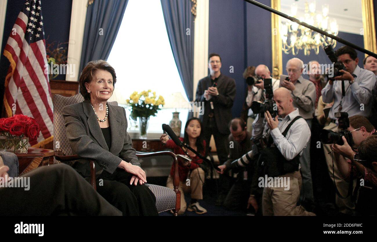 NO FILM, NO VIDEO, NO TV, NO DOCUMENTARIO - il relatore designato Nancy Pelosi (D-CA) parla ai giornalisti del Campidoglio dopo una riunione chiusa per discutere l'agenda legislativa dei Democratici a Washington, DC, USA, il 20 novembre 2006. Foto di Chuck Kennedy/MCT/ABACAPRESS.COM Foto Stock